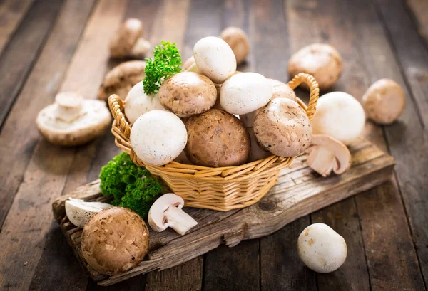 Vista Ravvicinata Funghi Freschi Cesto Sfondo Legno — Foto Stock