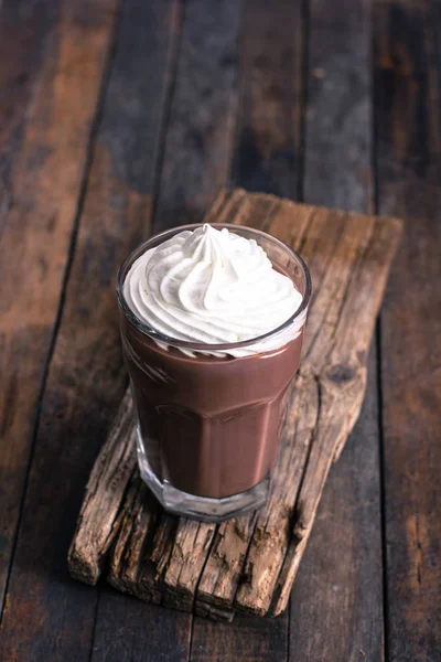 Близкий Вид Сладкого Шоколадного Десерта Сливками Стекле Деревянном Столе — стоковое фото