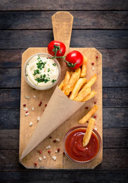 Papas Fritas Salsas Dispuestas Sobre Mesa Madera —  Fotos de Stock