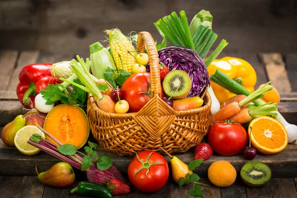 Zblízka Pohled Čerstvé Zeleniny Ovoce Dřevěnou Desku — Stock fotografie