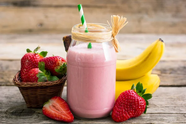 Nahaufnahme Des Leckeren Milchshake Getränks Mit Erdbeeren Und Bananen Auf — Stockfoto