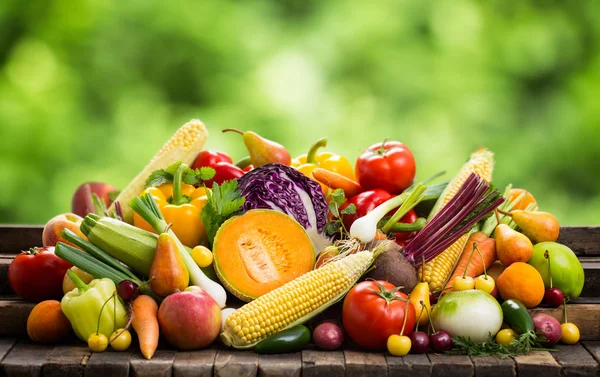Uzavřít Pohled Čerstvě Uspořádanými Zeleninu Ovoce Dřevěné Pozadí — Stock fotografie