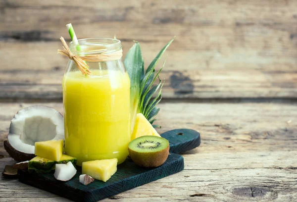 Lekkere Smoothie Drinken Met Ananas Kokos Kiwi Houten Tafelblad — Stockfoto