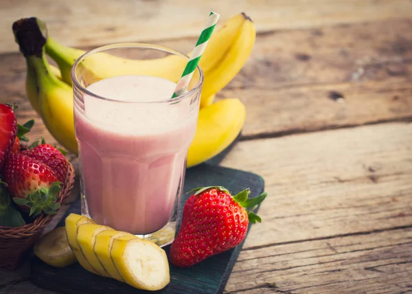 Nahaufnahme Des Leckeren Milchshake Getränks Mit Erdbeeren Und Bananen Auf — Stockfoto