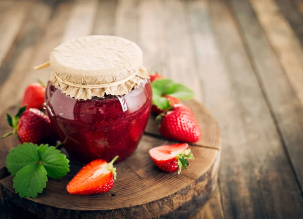 Nahaufnahme Von Hausgemachter Erdbeermarmelade Glas Auf Holzgrund — Stockfoto