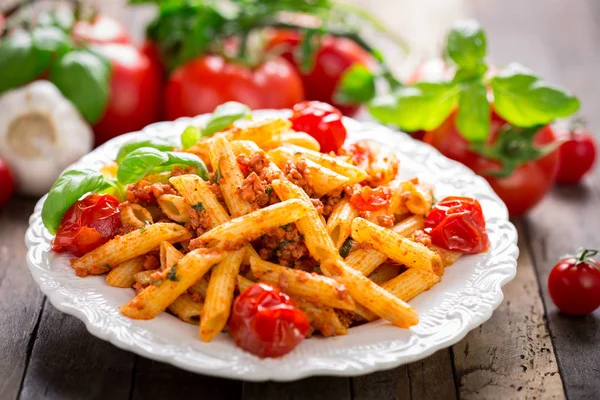 Närbild Utsökt Italiensk Pasta Med Tomater Trä Bord — Stockfoto