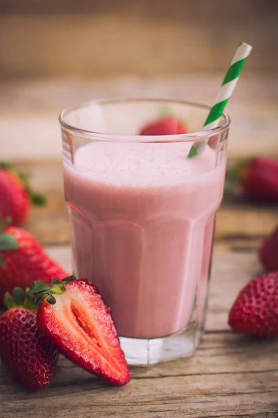 Nahaufnahme Von Leckerem Milchshake Getränk Mit Erdbeeren Auf Holzgrund — Stockfoto