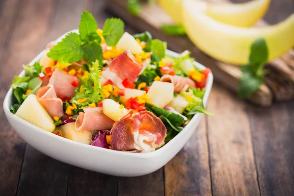 Lezzetli Yapımı Salata Bakış Ahşap Arka Plan Üzerinde Kapatın — Stok fotoğraf