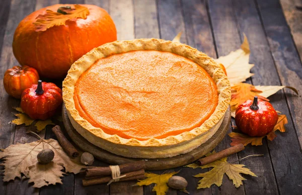 ev yapımı kabak pasta bakış ahşap masa üzerinde kapatın