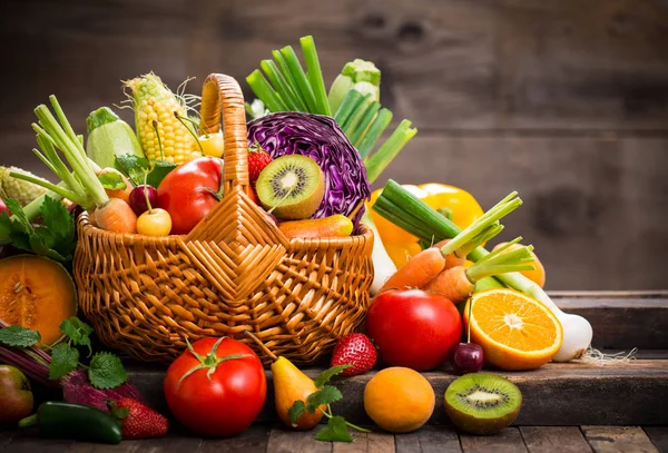 新鮮な野菜や果物の木のテーブルの上に配置のクローズ アップ表示 — ストック写真