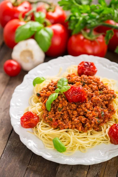 Närbild Utsökt Italiensk Pasta Med Tomater Trä Bord — Stockfoto