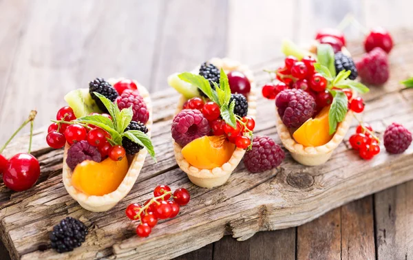 Close View Tartlets Fresh Berries Fruits Wooden Backdrop — Stock Photo, Image