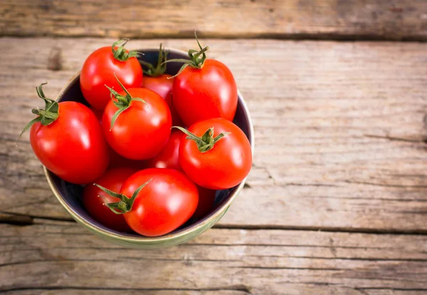 ahşap arka plan üzerinde kase taze domates görünümü kadar kapatın