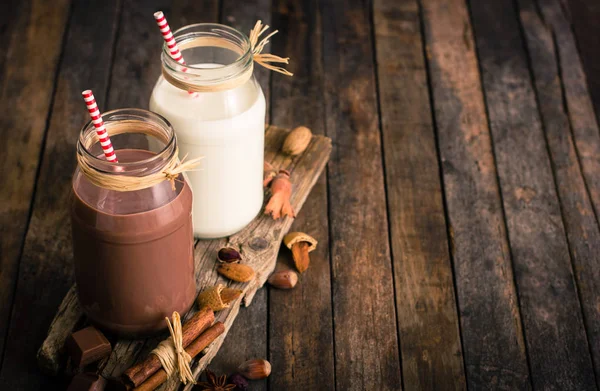 Close Van Chocoladedrank Melk Glazen Potten Houten Tafel — Stockfoto