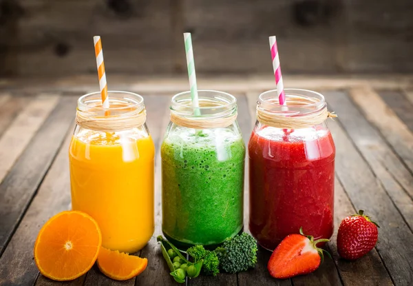 Vista Cerca Bebidas Frescas Saludables Frascos Vidrio Sobre Fondo Madera — Foto de Stock