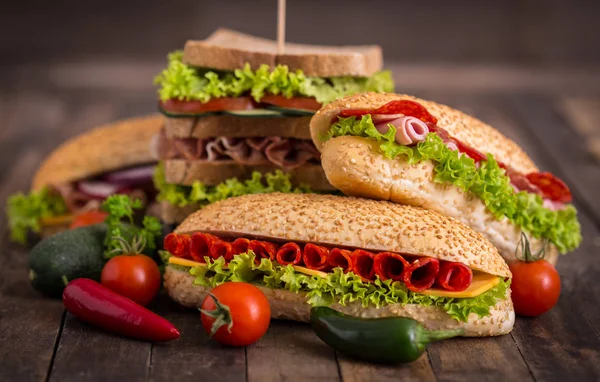 Nahaufnahme Von Hausgemachten Sandwiches Auf Holztischplatte — Stockfoto