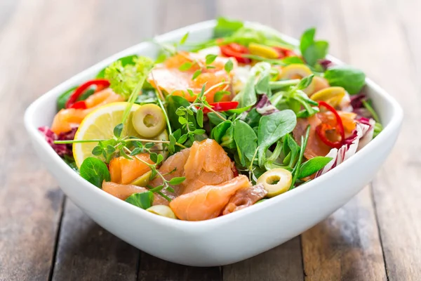 Lezzetli Yapımı Salata Bakış Ahşap Arka Plan Üzerinde Kapatın — Stok fotoğraf