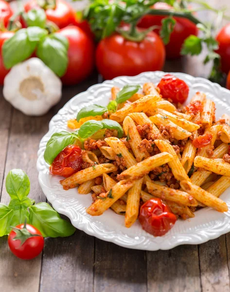 Närbild Utsökt Italiensk Pasta Med Tomater Trä Bord — Stockfoto