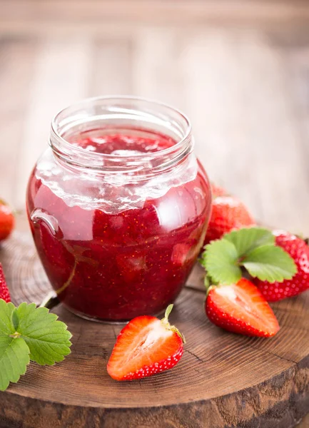 Nahaufnahme Von Hausgemachter Erdbeermarmelade Glas Auf Holzgrund — Stockfoto