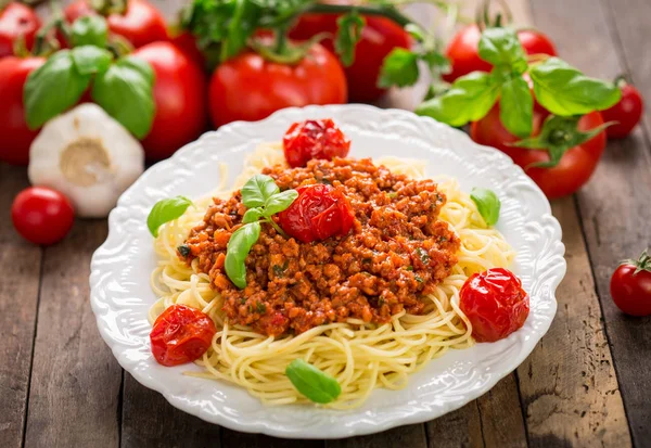 Vista Perto Deliciosas Massas Italianas Com Tomates Mesa Madeira — Fotografia de Stock