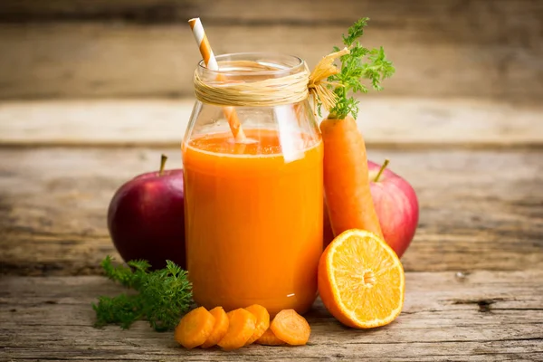 Close View Healthy Juice Made Apples Carrots Wood Table — Stok Foto