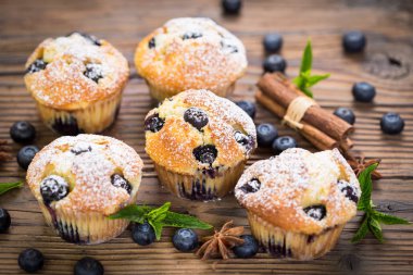 ahşap masa üzerinde yaban mersini ile tatlı çörek