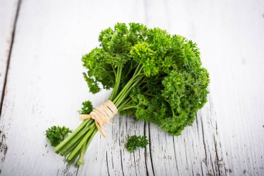 ahşap masa üzerinde taze organik maydanoz