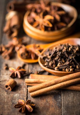 ahşap masa çeşitli baharat düzenleme