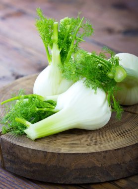 ahşap zemin üzerinde taze rezene ampuller yakından görünümü