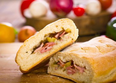 ev yapımı kesilmiş pasta bakış ahşap arka plan üzerinde kapatın