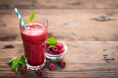 cam ahududu ahşap arka plan üzerinde yapılmış taze içki