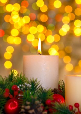 bokeh zemin üzerinde mum ve noel süslemeleri yakından görünümü