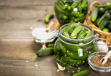 ahşap zemin üzerine salatalık kavanozların içinde görünümü kadar kapatın