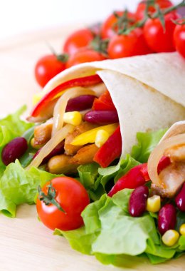 et ve sebze lavaş ile lezzetli yemek görünümünü kapat