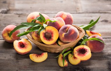 tatlı olgun şeftali bakış ahşap arka plan üzerinde kapatın