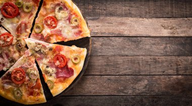 İtalyanca taze pizza üzerinde ahşap arka plan yaptı.
