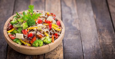 ahşap masa üstü kase lezzetli ev yapımı salata