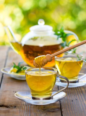 masada sıcak çay bal ve nane ile görünümü kadar kapatın