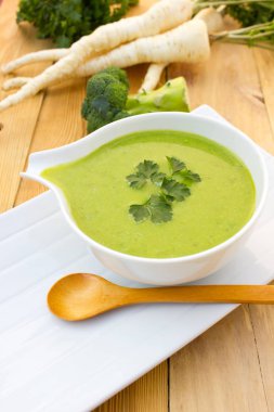 ev yapımı brokoli çorbası kase görünümünü kapat