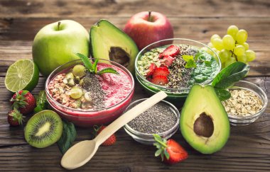 ahşap masada taze meyve ile kasesağlıklı smoothie yakından görünümü