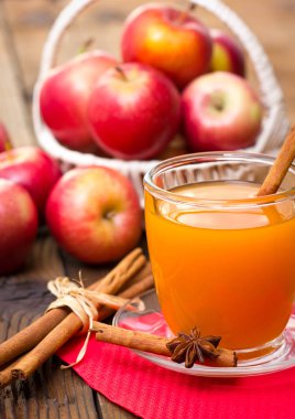 ahşap masa üzerinde taze elma suyu ve tarçın görünümü kadar kapatın