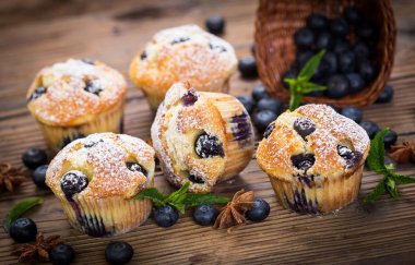 ahşap masa üzerinde yaban mersini ile tatlı çörek