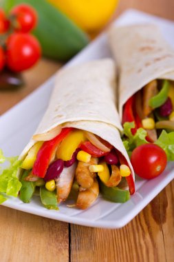 et ve sebze lavaş ile lezzetli yemek görünümünü kapat