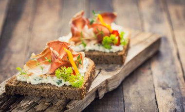 lezzetli aperatifler bakış ahşap arka plan üzerinde kapatın