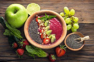 ahşap masada kase sağlıklı smoothie yakın görünümü