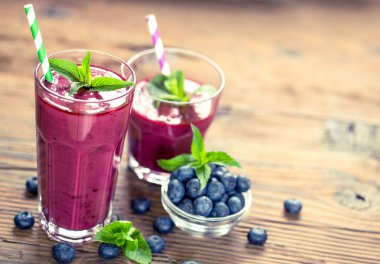 ahşap arka plan üzerinde yaban mersini taze içecekler bardaklarda yapılan