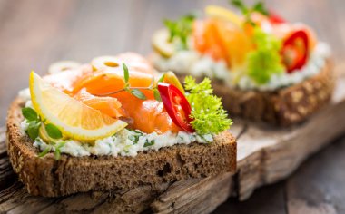 Somon Balık aperatifler bakış ekmek üzerinde kapatın