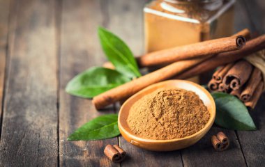 ahşap masa üzerinde tarçın çubukları ve toz yakın görünümü