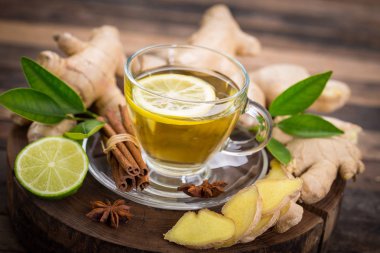 ahşap masa üzerinde limonlu zencefil sıcak çay serinletici görünümü kadar kapatın