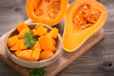 taze çiğ kabak görünüm ahşap zemin üzerinde kapatın